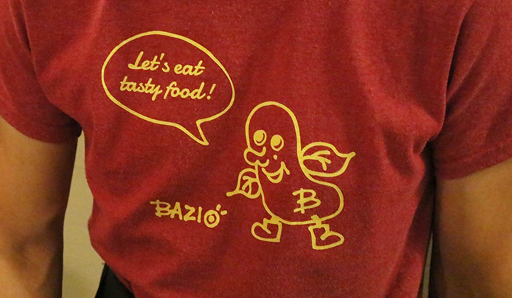 斉藤さんをモチーフにしたキャラクター「BAZIO（バジオ）」は奥様がデザイン。店舗の名物メニュー、B-PANの形をしている。